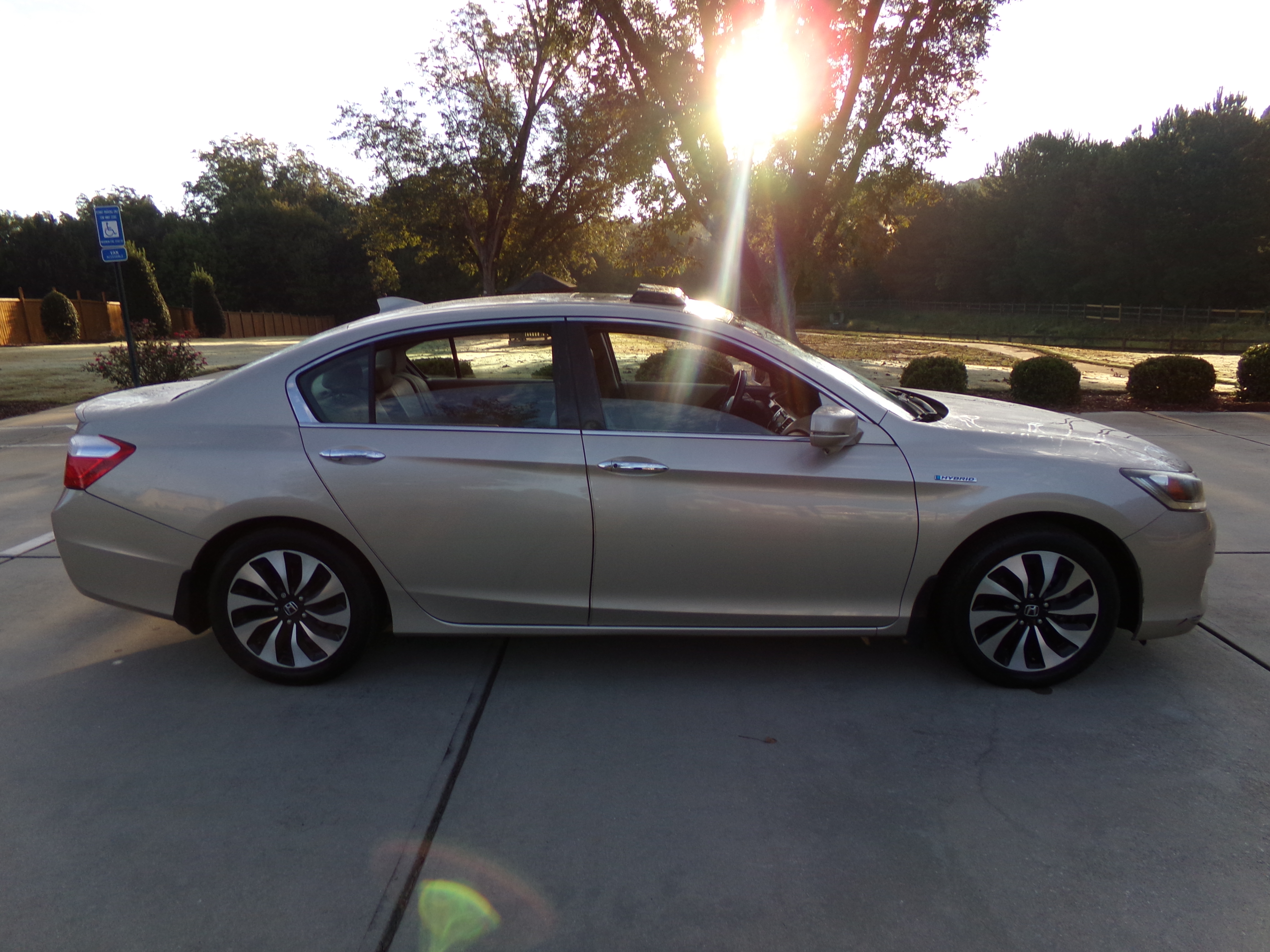 Used 2015 Honda Accord EX-L Hybrid Sedan image 6
