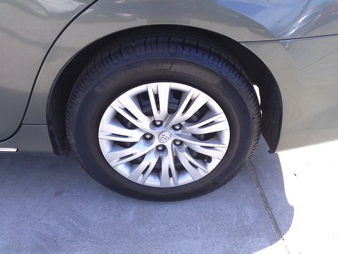 Used 2012 Toyota Camry LE image 36