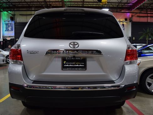 Used 2013 Toyota Highlander Plus V6 FWD image 9