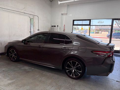 Used 2018 Toyota Camry SE Sedan FWD image 3