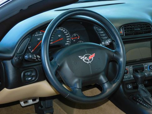 Used 1998 Chevrolet Corvette Stingray Convertible w/1LT image 2