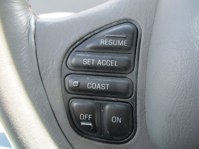 Used 2000 Lincoln Town Car Signature RWD image 24