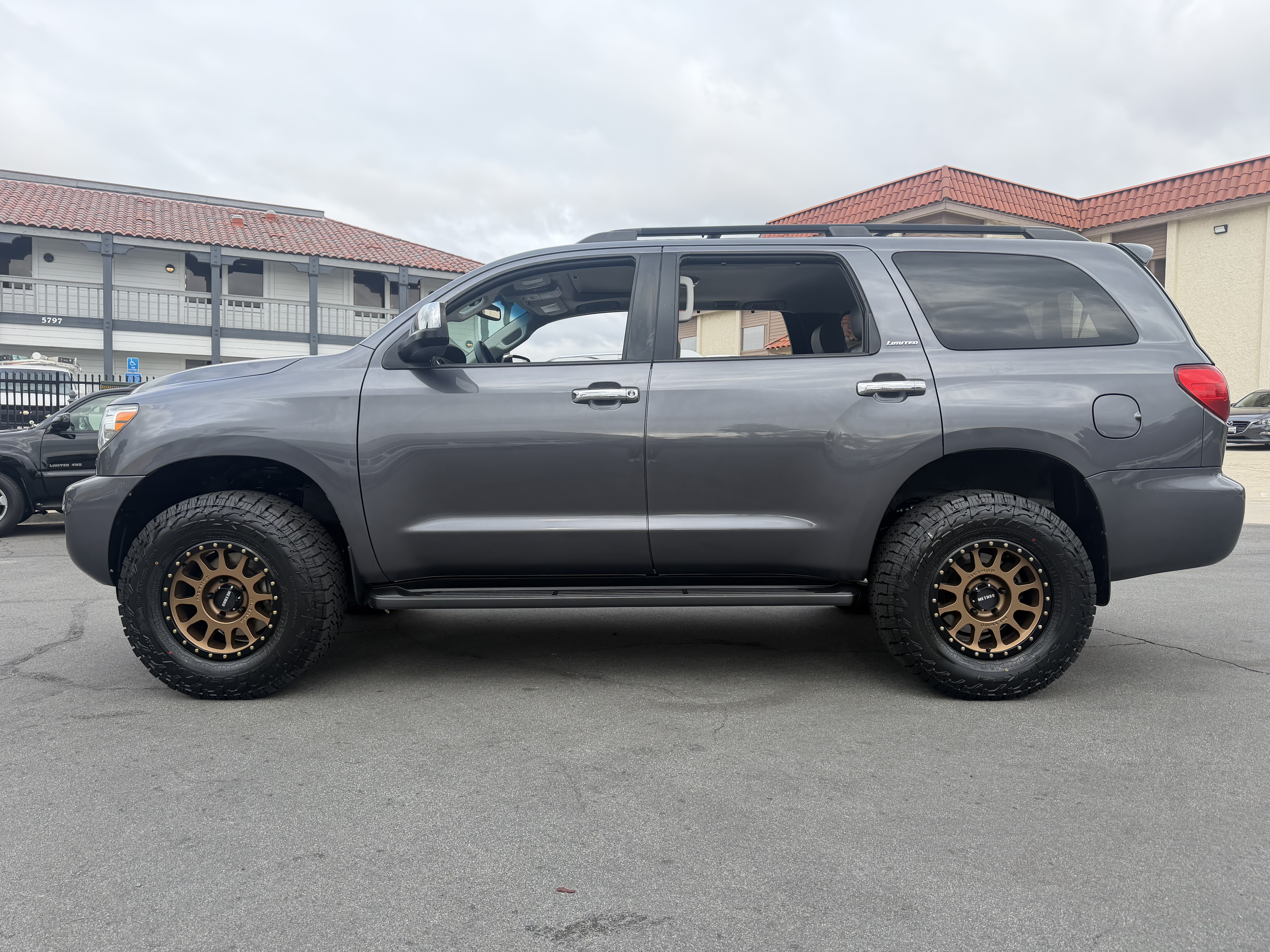 Used 2014 Toyota Sequoia 4WD Limited image 3