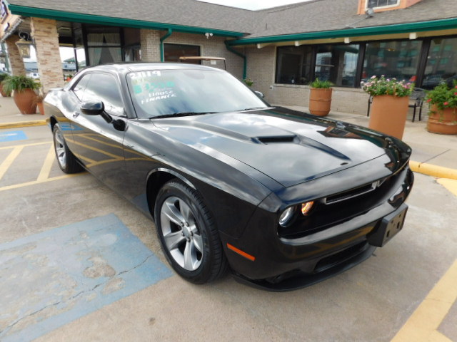 Used 2019 Dodge Challenger SXT RWD image 1