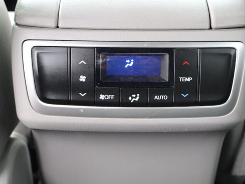 Used 2017 Toyota Highlander XLE image 18