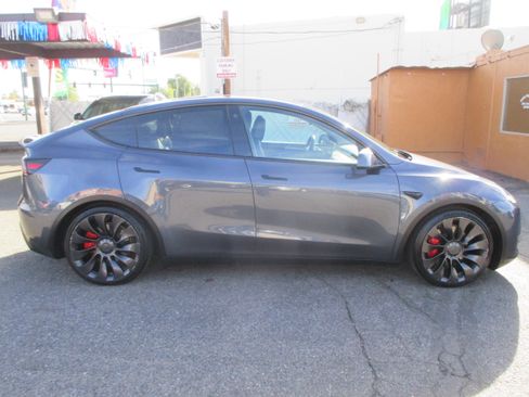 Used 2023 Tesla Model Y Performance image 2