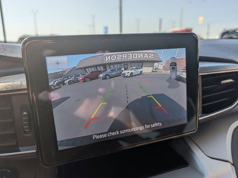 Used 2022 Ford Explorer XLT image 13