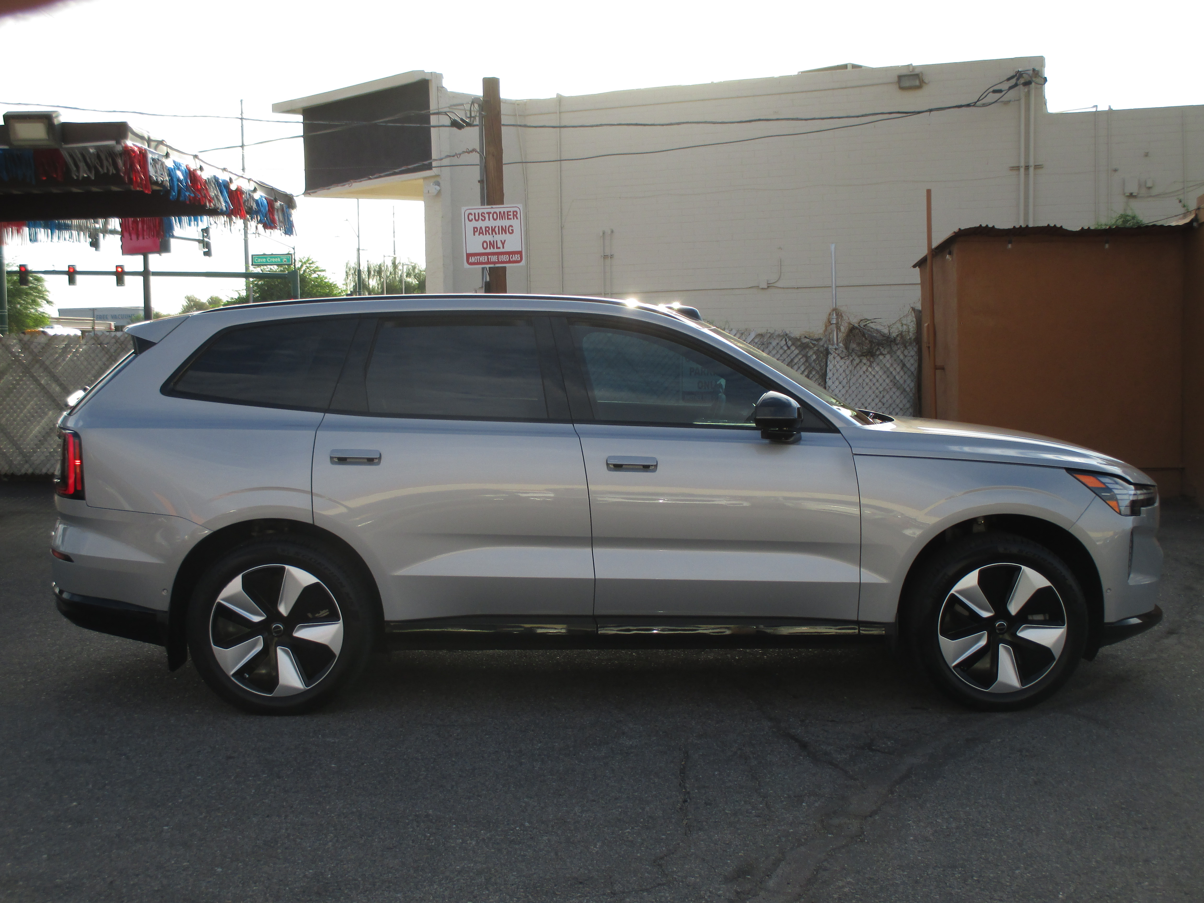 Used 2025 Volvo EX90 AWD Plus 7-Passenger image 2