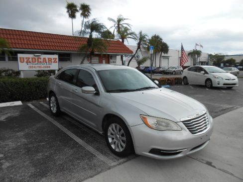 Used 2011 Chrysler 200 Touring Sedan FWD image 6