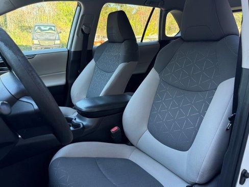 Used 2021 Toyota RAV4 XLE image 12