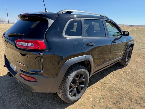 Used 2017 Jeep Cherokee Trailhawk image 3