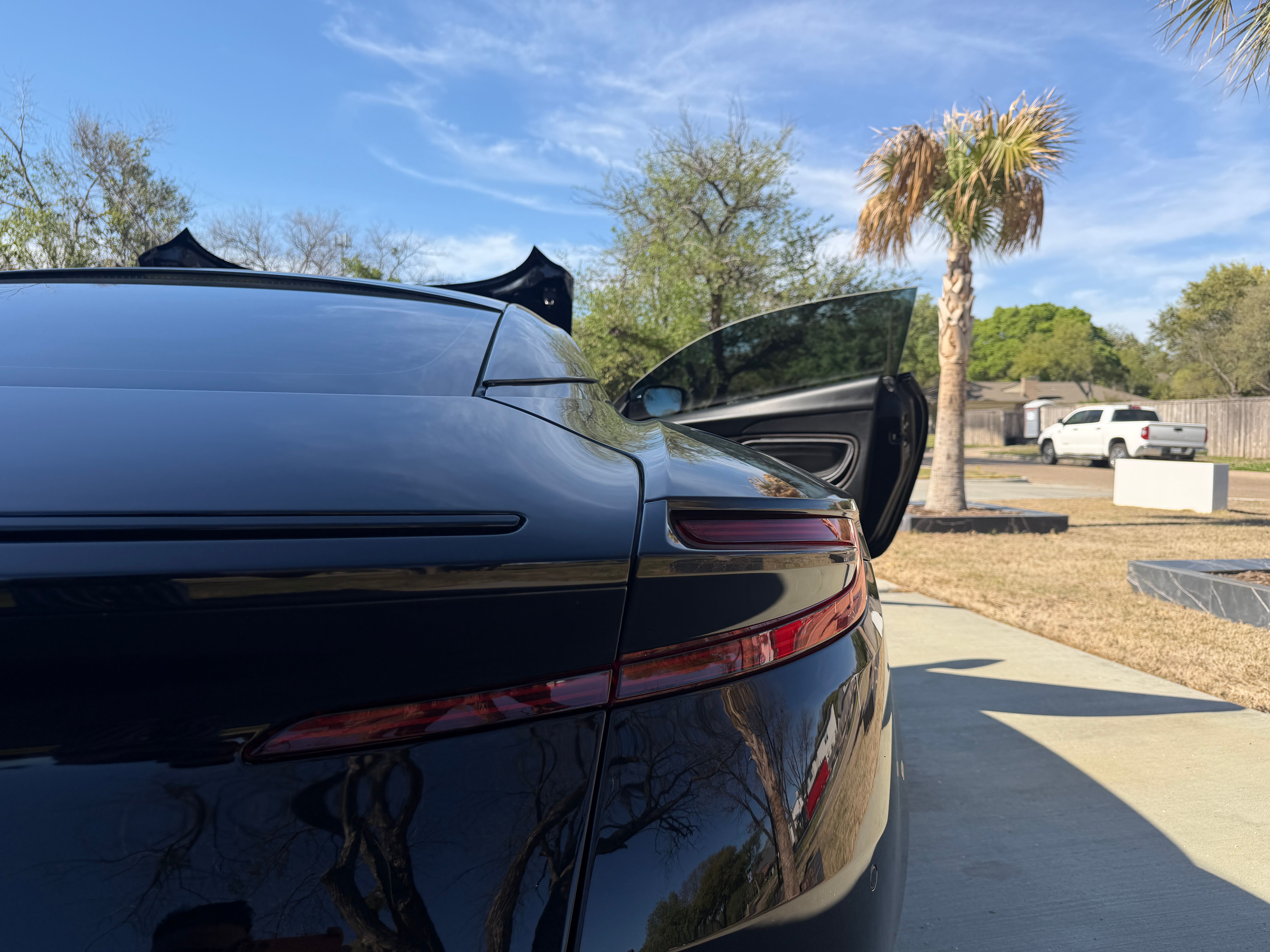 Used 2017 Aston Martin DB11 V12 Coupe RWD image 23