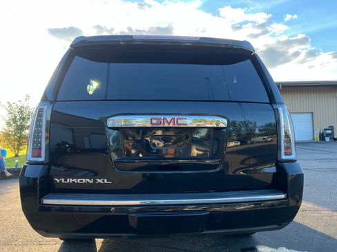Used 2017 GMC Yukon XL Denali image 4
