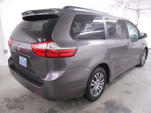 Used 2019 Toyota Sienna XLE Premium FWD image 4