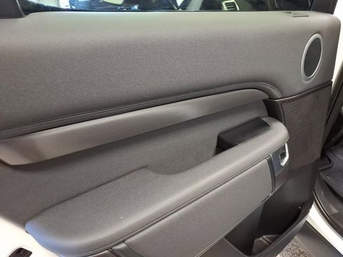 Used 2017 Land Rover Discovery HSE image 19