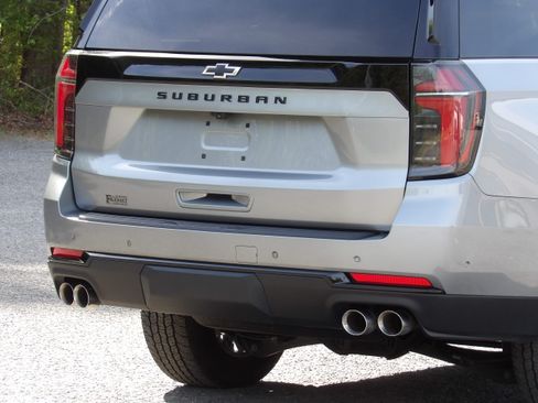 Used 2025 Chevrolet Suburban Z71 image 13
