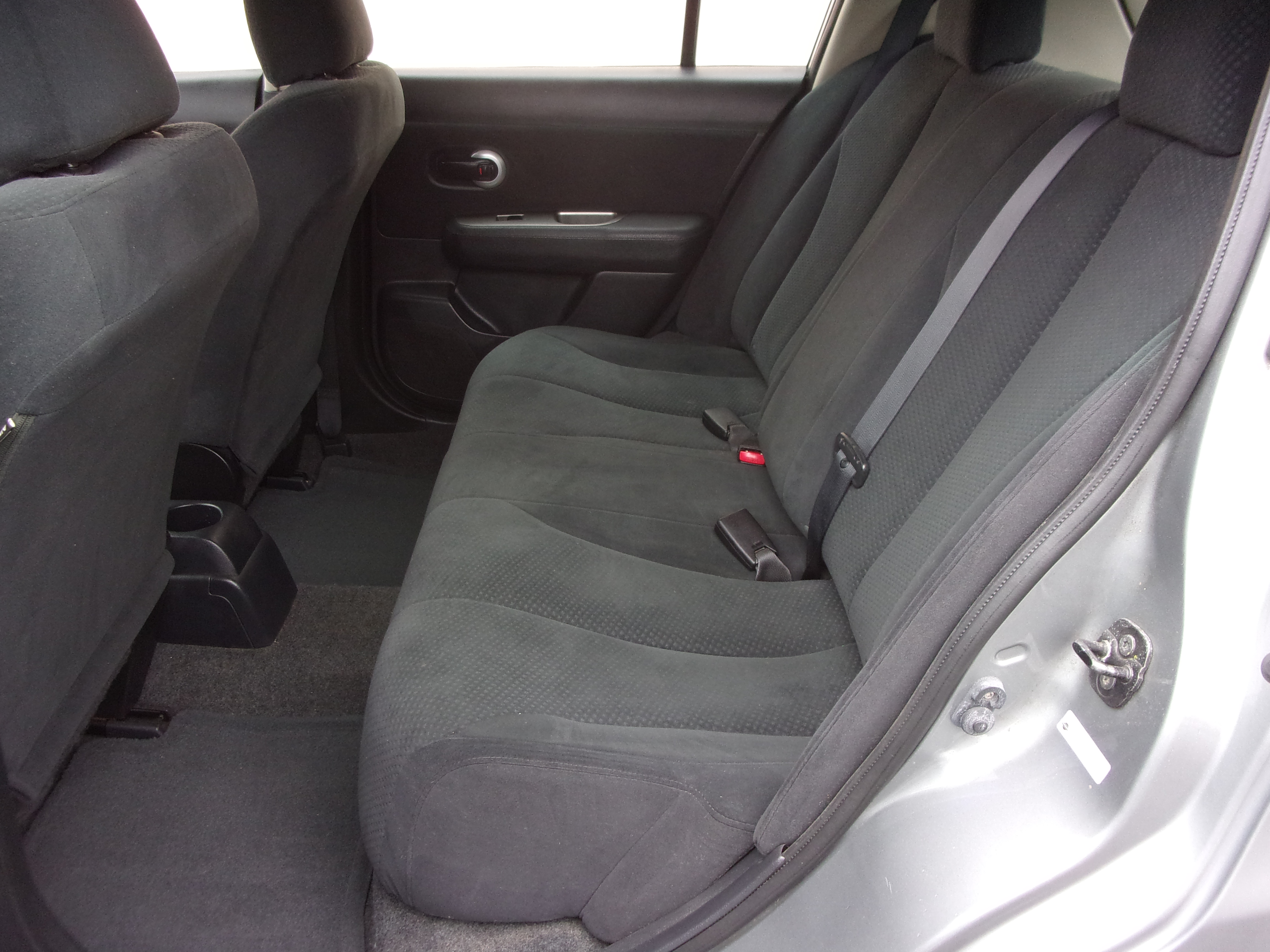 Used 2012 Nissan Versa 1.8 S Hatchback FWD image 9