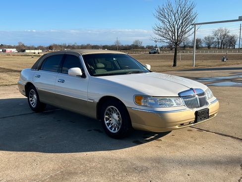 Used 2001 Lincoln Town Car Signature image 3