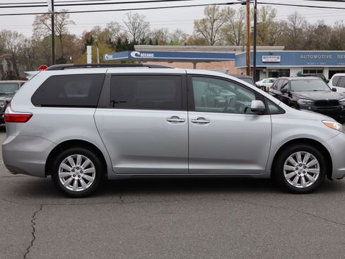 Used 2017 Toyota Sienna XLE image 9