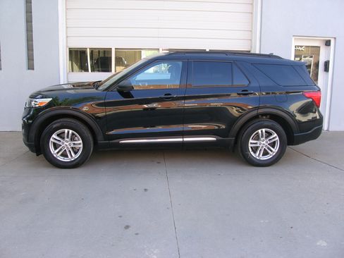 Used 2023 Ford Explorer XLT AWD/4WD image 3