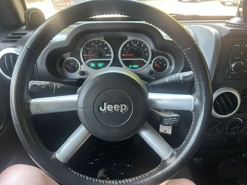 Used 2010 Jeep Wrangler 4WD Unlimited Sahara image 9