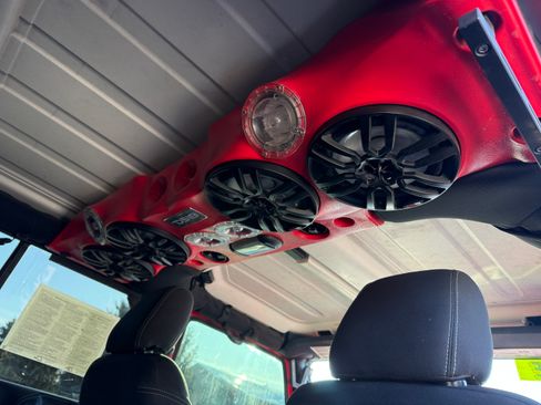 Used 2017 Jeep Wrangler Unlimited Sahara image 13