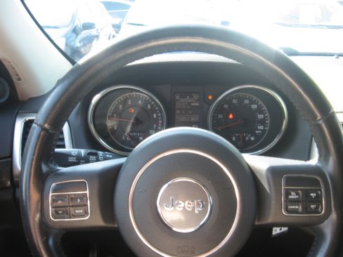 Used 2011 Jeep Grand Cherokee Laredo image 8