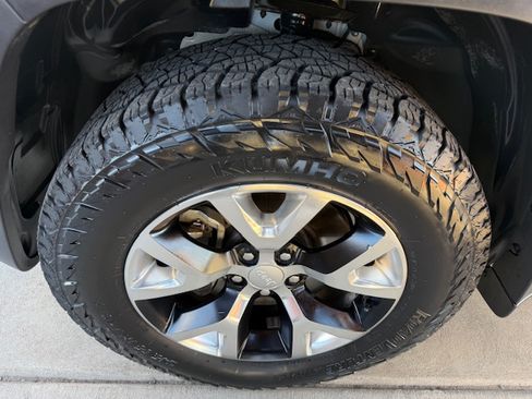 Used 2017 Jeep Cherokee Trailhawk AWD/4WD image 23