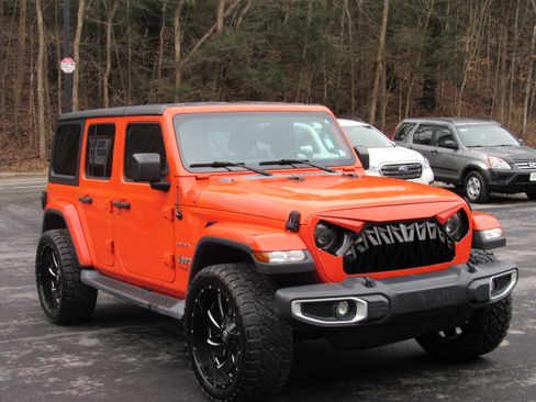 Used 2019 Jeep Wrangler Unlimited Sahara image 12