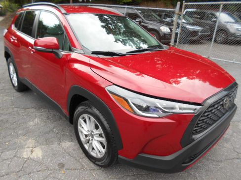 Used 2022 Toyota Corolla Cross AWD LE image 2