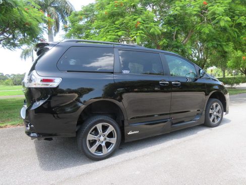 Used 2017 Toyota Sienna SE FWD image 19