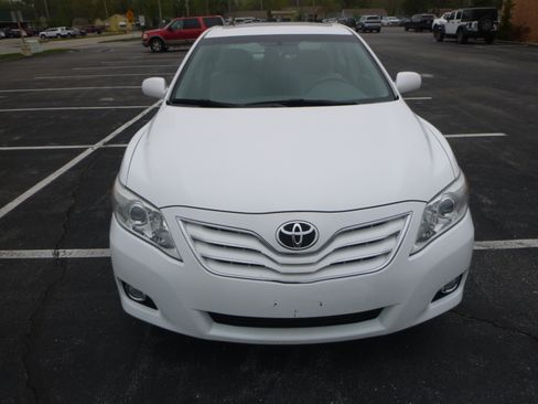 Used 2011 Toyota Camry XLE image 3