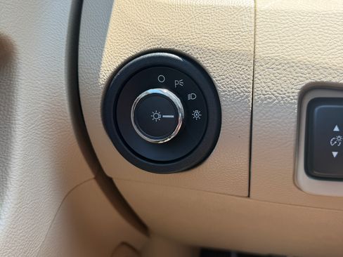 Used 2017 Ford Taurus SE image 10