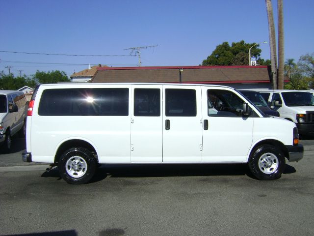 Used 2015 Chevrolet Express 3500 LT Extended Passenger RWD image 3