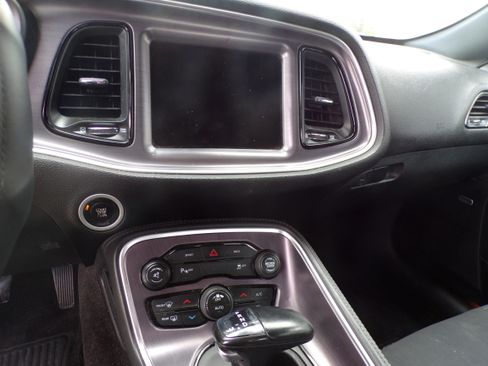 Used 2016 Dodge Challenger SXT image 10