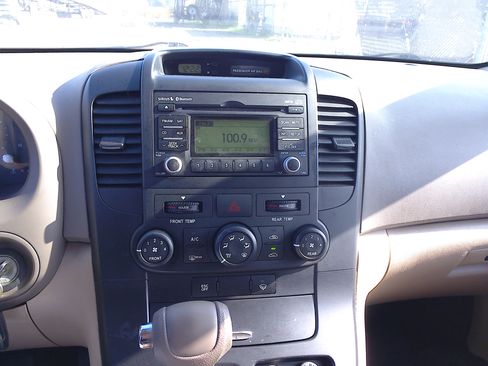 Used 2012 Kia Sedona LX image 16