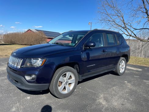 Used 2017 Jeep Compass Latitude image 1