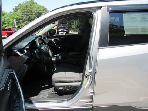 Used 2021 Toyota RAV4 XLE FWD image 9