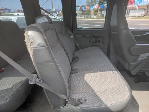 Used 2006 GMC Savana 3500 LS image 6