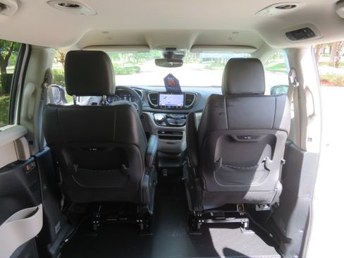 Used 2024 Chrysler Pacifica Touring-L FWD image 24