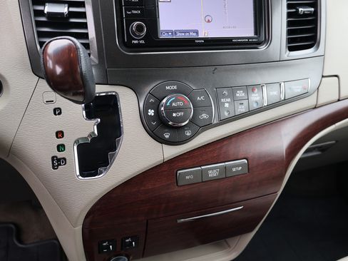 Used 2013 Toyota Sienna XLE image 28