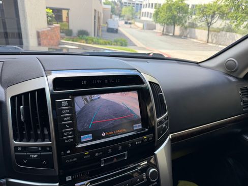 Used 2013 Toyota Land Cruiser image 30