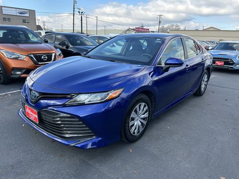 Used 2018 Toyota Camry LE image 2