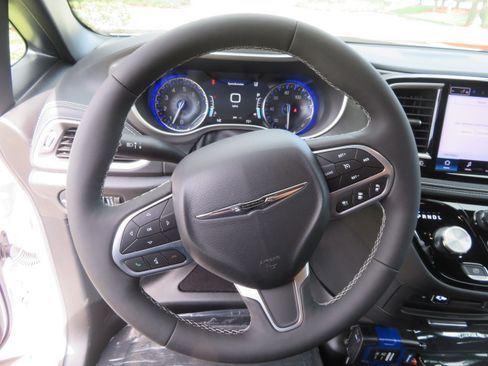 Used 2025 Chrysler Pacifica Select image 34