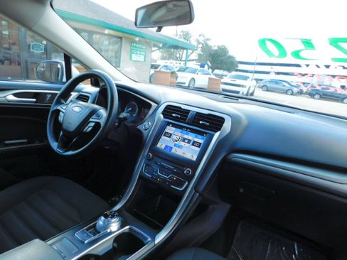 Used 2018 Ford Fusion SE image 22