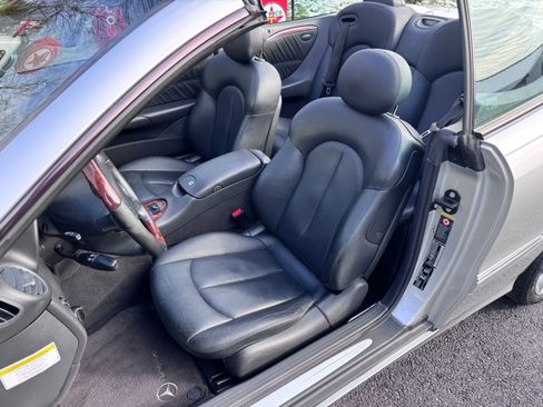 Used 2005 Mercedes-Benz CLK 320 image 14