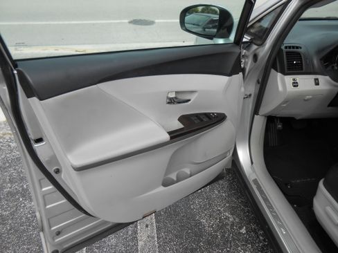 Used 2011 Toyota Venza image 9