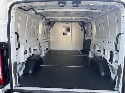 Used 2023 Ford E-Transit image 3