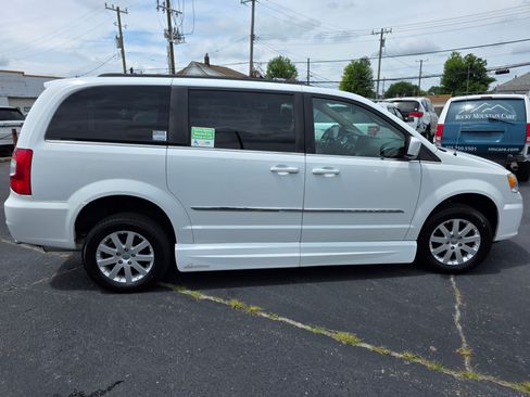 Used 2014 Chrysler Town & Country Touring image 4