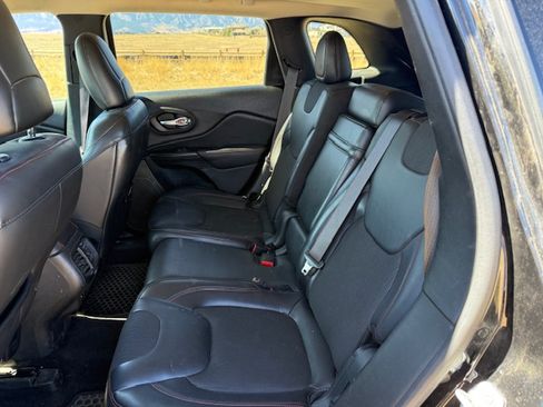 Used 2017 Jeep Cherokee Trailhawk image 5